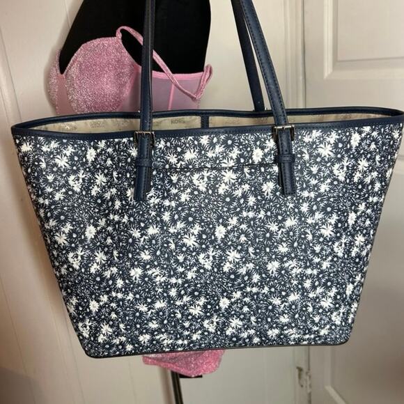 °｡⋆♡ Michael Kors Emry Large Tote Navy Floral (HB-17) - Picture 2 of 6